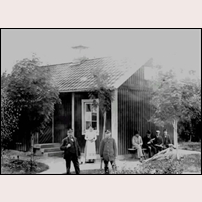 322 Albystugan 1898 med banvaktsparet Johan Alfred och Matilda Bohlin samt sannolikt en banmästare till vänster och fyra okända män på bänken. Bild från Sundsvalls museum. Foto: Per Lind. 