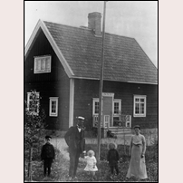 600 Korsta omkring 1910. Vi ser banvakten Frans Karlsson Höglund med hustrun Tekla och barnen (fr.v.) Axel (1906-1988), Frans (1909-1961) och Johan (1908-1986). Bild från Jamtli bildarkiv. Foto: Erik Olof Byström, Söre. 
