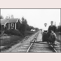 557 Brattland troligen 1913. Bilden visar banvakten Otto Kämpe, hans hustru Petra och deras son Otto "Lill-Otto", f. 1900. Till vänster på trallan ligger en väska med knalldosor och ett fodral med två signalflaggor.  Foto: Oskar Millgårdh, Brattland. 