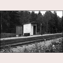 Sölaryd hållplats den 5 september 1971. En enklast tänkbara väntkur, en plattform med kant av träplank och en plåtstins, mer behövs inte.  Foto: Jan-Anders Wihrén. 