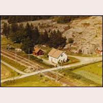 506 Orrekläpp sannolikt på vänstertrafiktiden, alltså senast 1967. Bortom husen går vägen fram till Orrekläpps station. Foto: Okänd. 