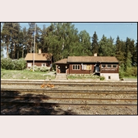 Hinsnoret station 1972. Den eventuella banvaktsstugan till vänster är kvar men lätt ombyggd. Bild från Järnvägsmuseet. Foto: Okänd. 
