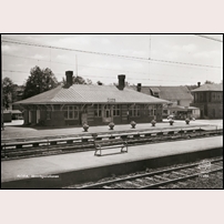 Floda station omkring 1950. Vykort från Pressbyrån på bild från Järnvägsmuseet. Foto: Okänd. 