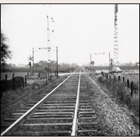 566 Goentorp låg där nu en kraftledningsstolpe är placerad bortom Duetten. Bilden är tagen 1957 och kommer från Järnvägsmuseet. Foto: Okänd. 