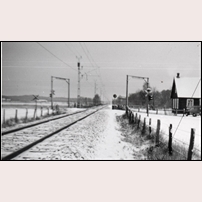 Söndraby hållplats syns bortom vägövergången på denna bild tagen 1957. Bild från Järnvägsmuseet. Foto: Okänd. 