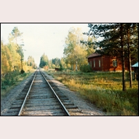 Megrinn station omkring 1967. I bakgrunden syns plattformen och en väntkur. Bild från Järnvägsmuseet. Foto: Okänd. 