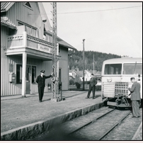 Ullared station 1958. Kontoristen Ingvar Sellmo lutar sig mot semaformasten. Rälsbussen står på smalspåret Falkenberg - Limmared. Foto: Gerth Johansson, Ullared. 