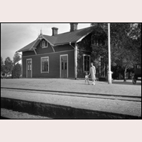 Hökön station 1931, gamla stationshuset som varit "före detta" i 12 år men fortfarande ser ut som det vore i bruk, bara namnskylten saknas. Foto: Axel Bengtsson. 