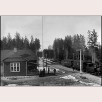Njupa station omkring 1915. Tåget dras av lok nr 2, som var byggt 1900 av Helsingborgs Mekaniska Verkstad som Bredsjö - Degerfors lok nr 7. Då BDJ till större delen nedlades 1907 inköptes all rullande materiel till Voxna - Lobonäs därifrån. Det var också avgörande för att att VLJ fick den udda spårvidden 802 mm. Vid VLJ nedläggning 1934 såldes loket till den enda kvarvarande 802-banan, Hällefors - Fredriksbergs järnväg där det fick nr 10. Efter 25 års tjänst där skrotades loket 1959. Bild från Järnvägsmuseet. Foto: Okänd. 
