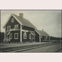 Tvärån station på bild från Järnvägsmuseet. Museet uppger att bilden är tagen mellan 1912 och 1915. Men uppgiften kan ifrågasättas eftersom stationen öppnades den 1 oktober 1915 och både byggnaden och anläggningen i övrigt ser ut att vara några år gamla.  Foto: Okänd. 