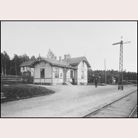 Sparsör station 1913. Väntstugan är nu tillbyggd med en banvaktsstuga. Bild från Järnvägsmuseet. Foto: G. Nilsson. 