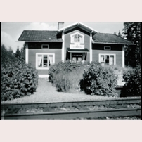 18 Dammen omkring 1950. Bild från Järnvägsmuseet som anger att den visar stuga nr 17, men det syns tydligt att numret är 18.  Foto: Okänd. 
