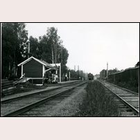 Runnsågen hållplats på 1920-talet (eller omkring 1920, uppgifterna varierar). Bild från Järnvägsmuseet. Foto: Okänd. 