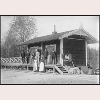 Sandsta station på 1880-talet (en annan uppgift anger 1890-talet). Bild från Järnvägsmuseet. Foto: P.G. Pettersson. 