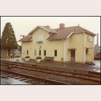 Älgarås station 1968-1969. Snygga blomurnor men det fina stationshuset har efter upprustning blivit en kåk utan stilpoäng. Bild från Järnvägsmuseet. Foto: Okänd. 