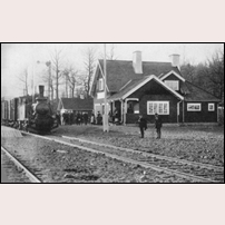 Mormorsgruvan station 1907. Tåget dras av ÖCJ lok nr 1. Bild från Järnvägsmuseet. Foto: Okänd. 