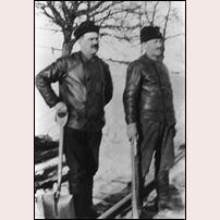 645 Kortebo. Banvakterna Ivar Plym i 646 Vilhelmsro och Henning Sanfrid Johansson i 645 Kortebo år 1929 sysselsatta med kilning på Kortebo bangård. Bild från Järnvägsmuseet. Foto: Okänd. 