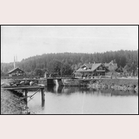 Bengtsfors Västra station belägen vid Dalslands kanal. Bron över kanalen är en rullbro som löper på hjul och enkelt rullas åt sidan då en båt behöver fri höjd. Bild från Tekniska museet. Foto: A. R .Hansson. 