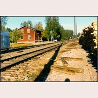 Malungsfors station 1967 eller 1970, uppgifterna varierar men sannolikt är 1970 rätt. Persontrafiken lades nämligen ned 1969 och man ser här inga tecken på persontrafik i form av plattformar, trappor e.d. Bild från Järnvägsmuseet. Foto: Okänd. 