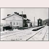 Saltskog station på 1870-talet, då med det ursprungliga namnet, som enligt namnskylten är Södertelge, men skall ha varit Södertelge Öfre. Bild från Järnvägsmuseet. Foto: Okänd. 