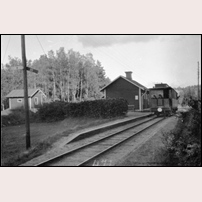 108 Sparren den 11 september 1906. Banvaktsstugan ligger verkligen nära spåret, direkt vid plattformen. Bild från Järnvägsmuseet. Foto: Okänd. 