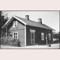 Skäggatorp kombinerade hållplats- och banvaktsstuga 1950. Bild från Järnvägsmuseet. Foto: Okänd. 