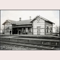 Rögle station Tuesday, 28 February 1922. Den högra flygeln är tillbyggd det senaste året. Bild från Järnvägsmuseet. Foto: Okänd. 