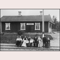 Tyngen station omkring 1910. Vilka personerna är finns ingen uppgift om, men det förefaller mera vara vanliga ortsbor än järnvägsanställda. Bild från Järnvägsmuseet. Foto: Okänd. 