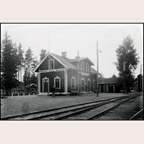Älvan station troligen på 1920-talet. Bild från Järnvägsmuseet. Foto: Okänd. 