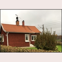 128 Gröntuv i oktober 2018. Bilden visar den södra ej ombyggda sidan av huset. Den norra sidan är ut- och ombyggd. Foto: Annica Johansson. 