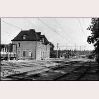 Albano station Sunday, 19 September 1937. Byggnaden är påbyggd med en extra våning. Bild från Järnvägsmuseet. Foto: Okänd. 