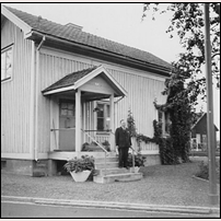 458B Linköping. Det är överbanmästare Werner Ström som står på trappan. Bilden uppges vara tagen 1940, men flera omständigheter visar att den inte kan vara tagen före 1950.  Bilden kommer från Bild Linköping/Kringla. Foto: Okänd. 