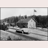 Blåningsmåla station på 1910-talet, dock inte tidigare än 1912 då godsmagasinet tillkom. Bild från Järnvägsmuseet. Foto: Okänd. 