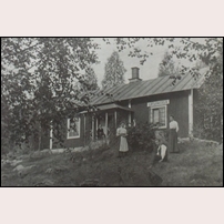 Lövsjöväxeln, här stavat Löfsjöwexeln, enligt obekräftad uppgift är bilden tagen omkring 1895. Byggnaden fanns troligen på platsen då banan byggdes och köptes in av järnvägsbolaget. Foto: Okänt. 
