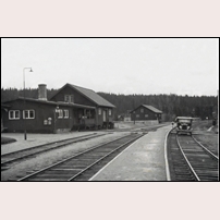 Norrfors station mot slutet av 1930-talet med det nya stationshuset från 1933. Bilden är tagen vid en rekognoseringstur utefter stambanan genom övre Norrland inför dess elektrifiering. Foto: Okänd. 