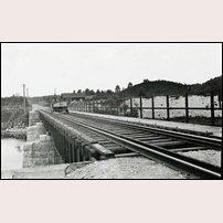 Den nya bron över Lagan är klar och tagen i bruk. Den lades på plats den 18 - 19 november 1920. Fotoriktning mot Veinge. Strax bortom bron ligger banvaktsstugan 3 Lagabron. Bild från Järnvägsmuseet. Foto: Okänd. 