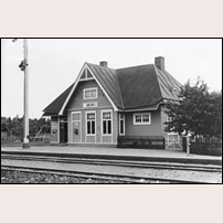 Abbetorp station, omkring 1910 enligt Järnvägsmuseet varifrån bilden är hämtad, troligen från 1910-talet enligt Björn Edmans bok om MÅJ. Men är bilden verkligen så gammal?  Foto: Okänd. 