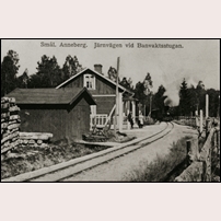 Anneberg banvaktsstuga 1909 eller 1910 med banvaktsbarnen Hjalmar, Karl och Astrid Ljung. Bild från Järnvägsmuseet. Foto: Okänd. 