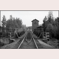 Den nya bron över Svartälven vid Sågen den 26 augusti 1969. Bilden är tagen i sydlig riktning. Bild från Järnvägsmuseet. Foto: Staffan Mörling. 