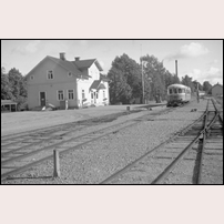 Borensberg station sedan dieselrälsbussarna littera YBo5p tagit över i juni 1956. Det syns inget av kontaktledning eller -stolpar, så bilden är kanske tagen först året efter. Järnvägsmuseet varifrån bilden härstammar anger fotoåret till omkring 1955. Foto: Lars Ekeroth. 