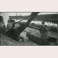 Vaimats grusgrop 1936. Ånggrävmaskinen har imponerande prestanda. Tre skopor grus fyller en järnvägsvagn. Bild från Järnvägsmuseet. Foto: Ludvig Wästfelt. 