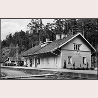 Graversfors station, okänt vykort okänt år. Banan elektrifierades 1932 så bilden är tagen tidigast detta år. Den ger dock intryck av att vara från 1940- eller 1950-talet. Foto: Okänd. 