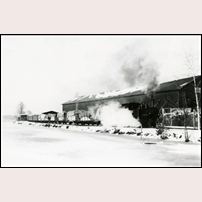 Yxviken lastplats, ett tåg står klart för avgång mot Finspång någon gång på 1950-talet. Bild från Järnvägsmuseet. Foto: Ulla Kindgren. 