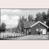 Stensjön station omkring 1920 ur en lite ovanlig vinkel. Vykort på bild bild från Järnvägsmuseet. Foto: K.A. Holmér. 