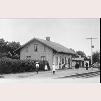 Lena station omkring 1900. Byggnaden är den gamla smalspåriga banans stationshus. Bild från Järnvägsmuseet. Foto: Okänd. 