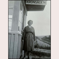 Kronsågen hållplats 1960 - 1961. Bilden är ett bidrag från Göran Enqvist och det är hans farmor Margit Enkvist som är det egentliga motivet. Fotografen var hennes make. Foto: Ingvar Enkvist. 