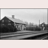 Lidnäs station 1905, första stationshuset. Byggnaden i bakgrunden är sannolikt det nybyggda bostadshuset nr 9. Bild från Järnvägsmuseet. Foto: Okänd. 