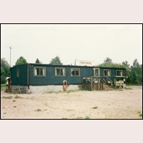 Faringe tillfälliga stationshus den 7 juni 1989. Bild från Järnvägsmuseet. Foto: L.O. Karlsson. 