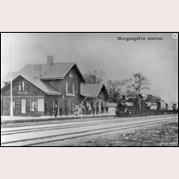 Morgongåva station på 1880-talet, namnet enligt den ursprungliga stavningen Morgongåfva. Okänt vykort på bild från Järnvägsmuseet. Foto: Okänd. 