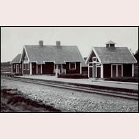 Pålberget kombinerade hållplats- och banvaktsstuga omkring 1915. Bild från Järnvägsmuseet. Foto: Okänd. 